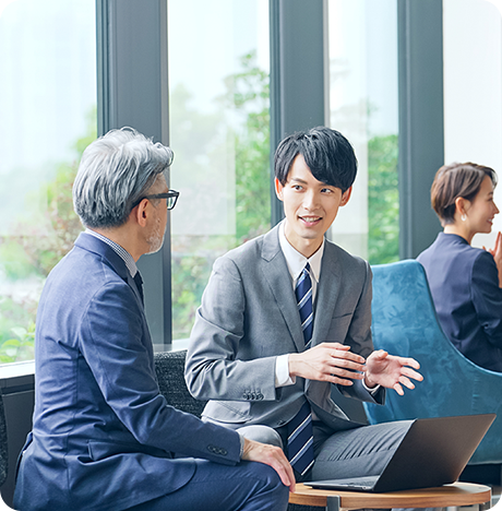 有限会社エーコーで保険の相談を受ける男性