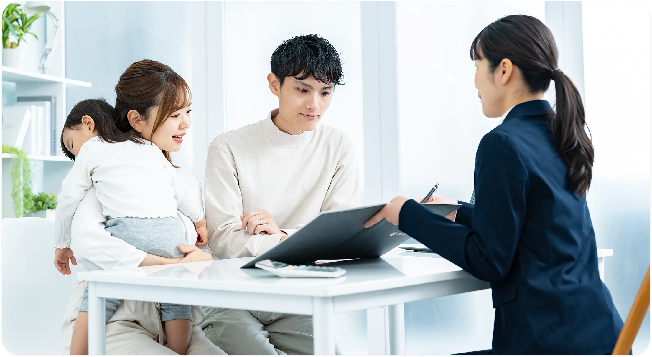 有限会社エーコーで保険の相談を受ける夫婦